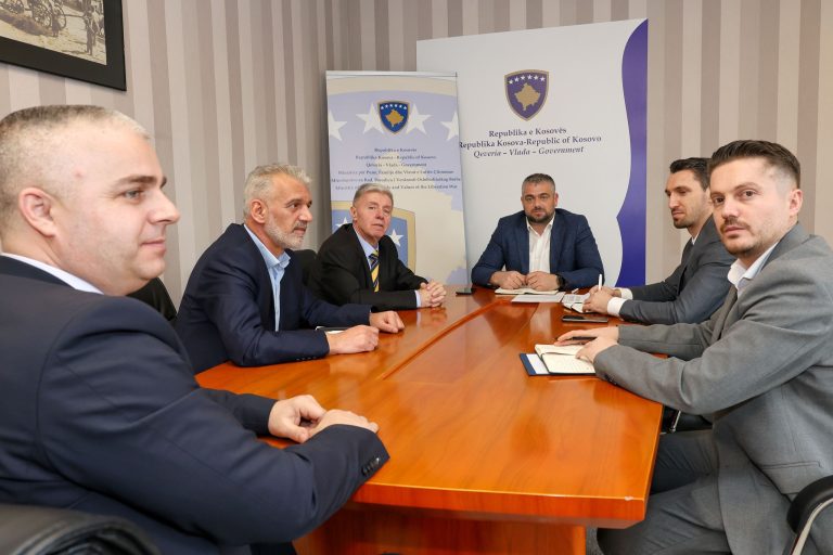 Ministri Hoti takoi përfaqësuesit e Shoqatës së Invalidëve të Luftës së UÇK-së