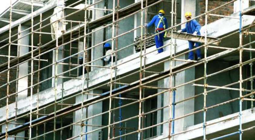 Lëndohet një person në Gjilan gjatë punës, pronari i firmës arrestohet dhe lirohet pas intervistimit