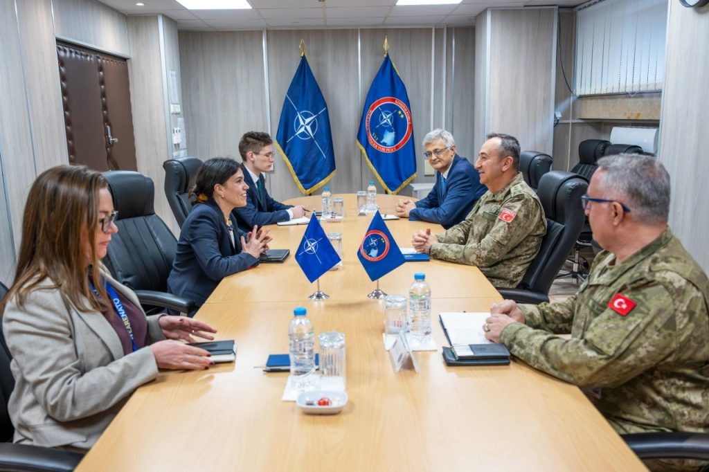 Komandanti i KFOR-it pret në takim zyrtaren e NATO-s në Camp Film City