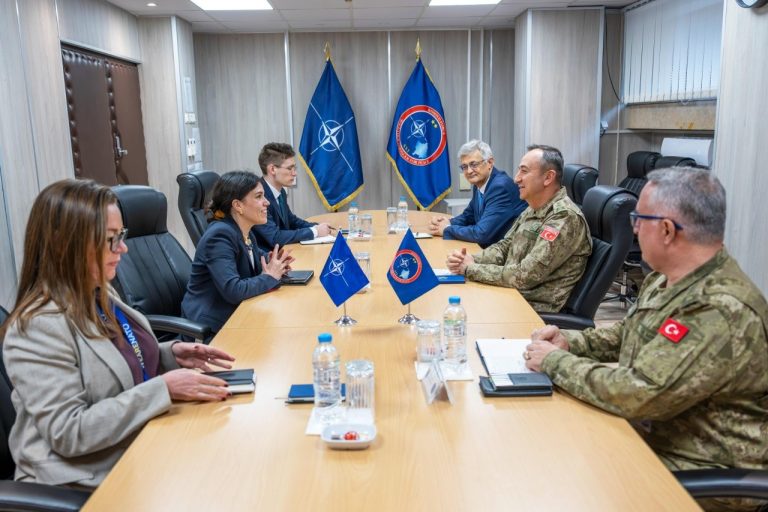 Komandanti i KFOR-it pret në takim zyrtaren e NATO-s në Camp Film City