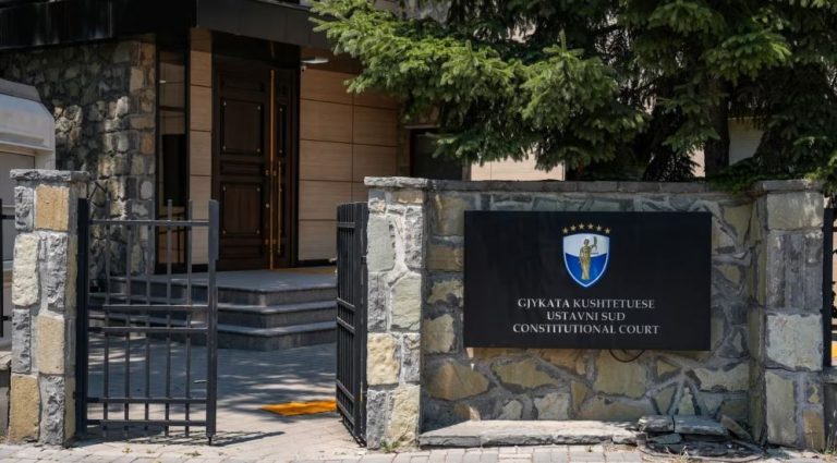 Kushtetuesja nis shqyrtimin e dekretit të presidentes Osmani