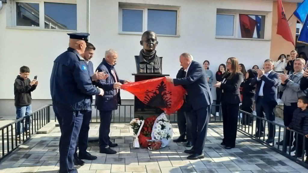 Kryetari Zenun Elezaj uron 7 Marsin, Dita e Mësuesit, dhe përkujton Ali Krasniqin