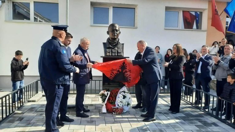 Kryetari Zenun Elezaj uron 7 Marsin, Dita e Mësuesit, dhe përkujton Ali Krasniqin