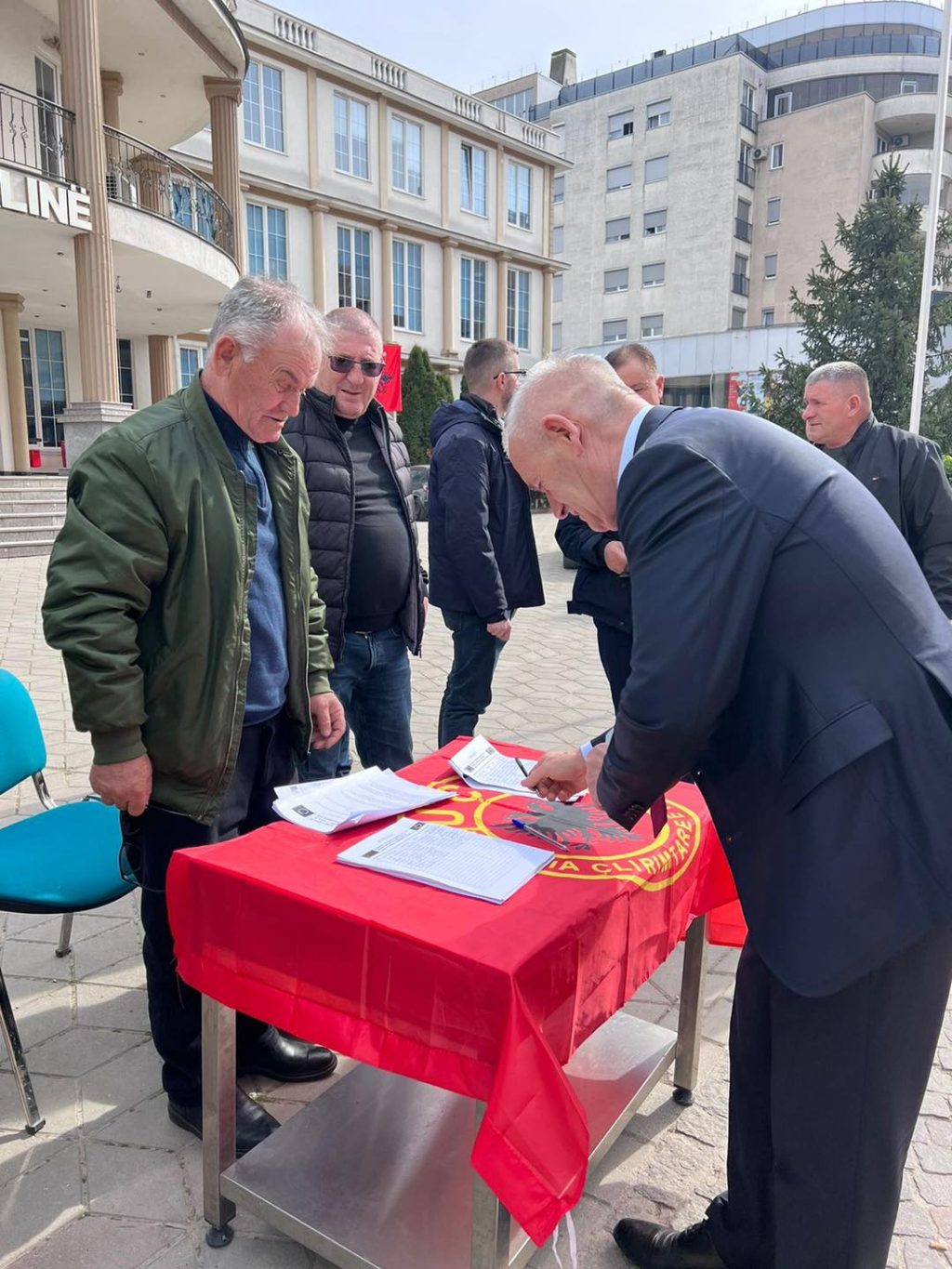 Kryetari i Klinës nënshkruan peticion për mbrojtjen e të vërtetës historike të UÇK-së