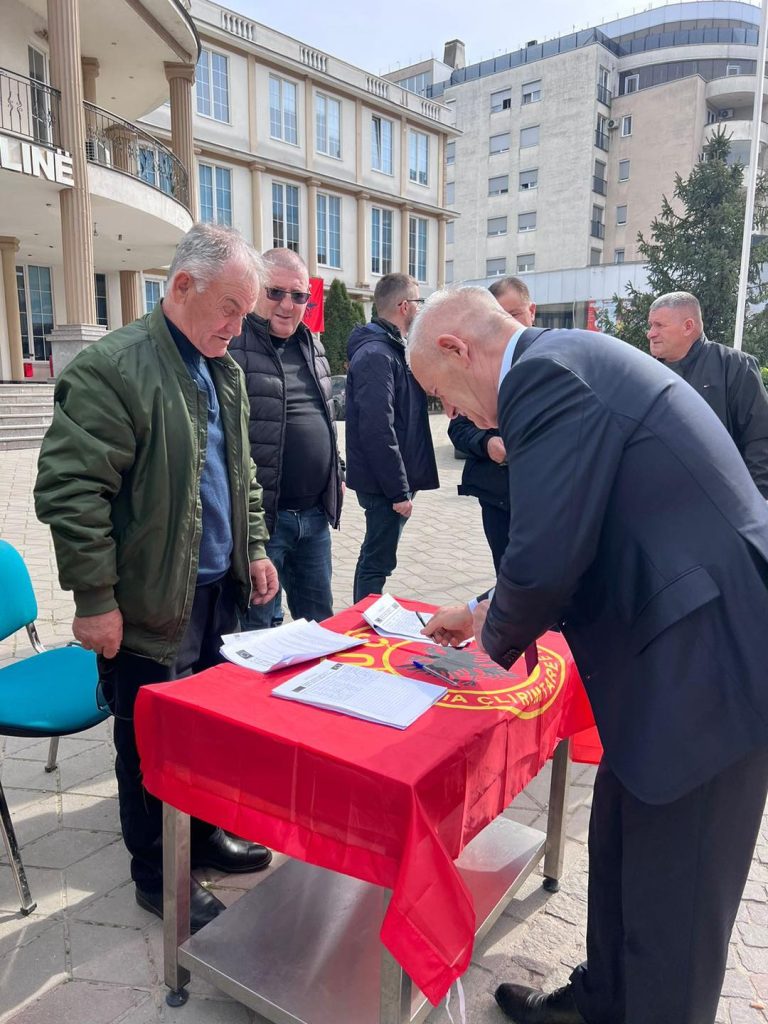 Kryetari i Klinës nënshkruan peticion për mbrojtjen e të vërtetës historike të UÇK-së