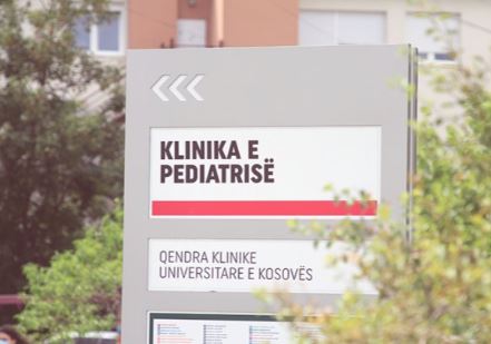 Fëmija 5-vjeçar në trajtim pas operacionit të shputave në QKUK