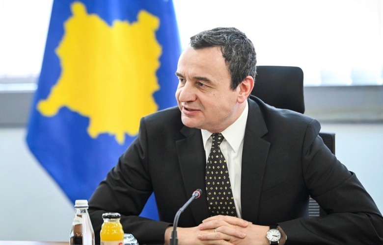 Albin Kurti uron mësuesit për 7 Marsin dhe përkujton Shaban Jasharin