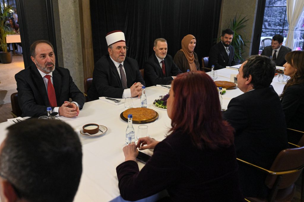 Kryeministri Kurti shtroi iftar për myftiun Tërnava dhe përfaqësues të Bashkësisë Islame