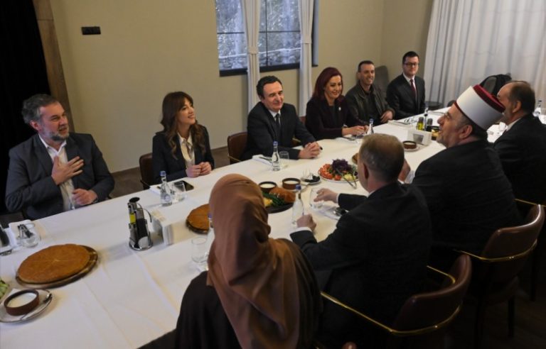 Kryeministri Kurti shtron iftar për Bashkësinë Islame të Kosovës