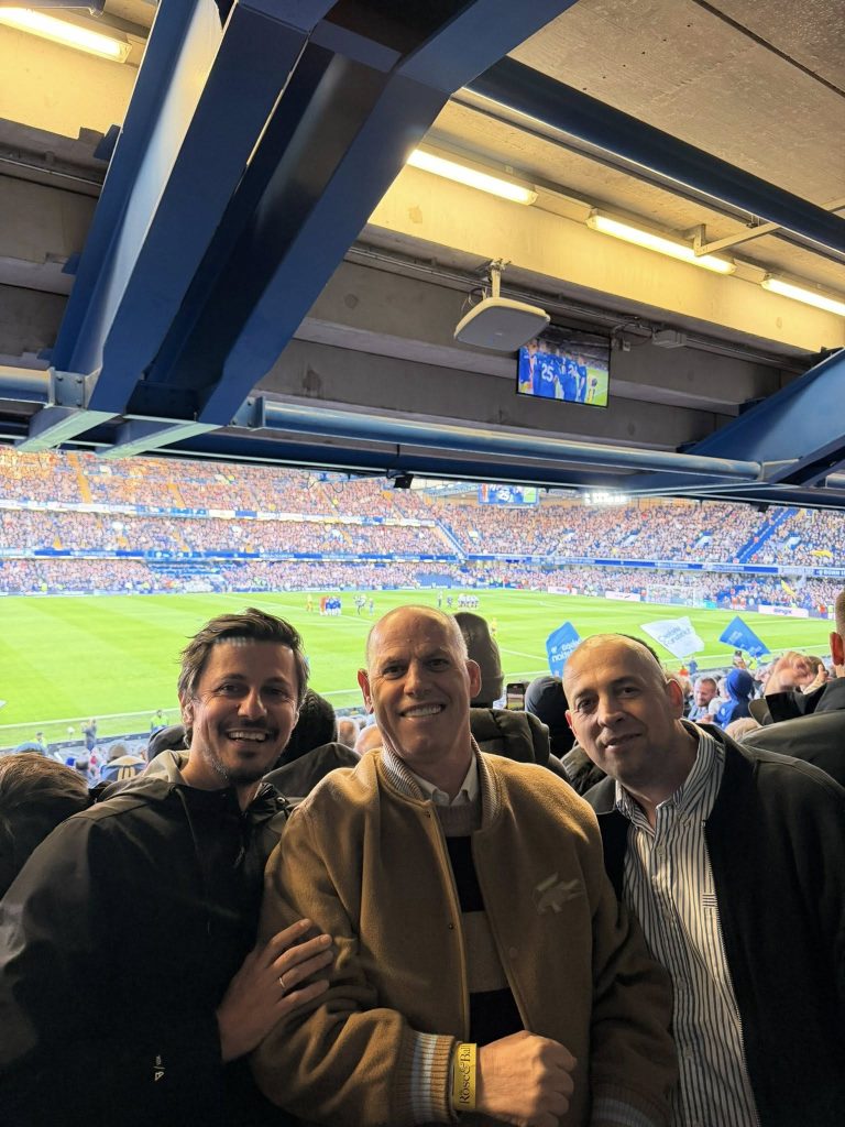 Lladrovci përcjell Chelsea-Newcastle dhe komenton klimën elektorale në Londër