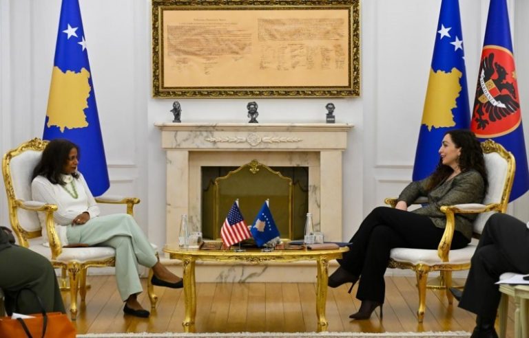 Vjosa Osmani takon të ngarkuarën me punë të SHBA-së në Kosovë, Anu Prattipati