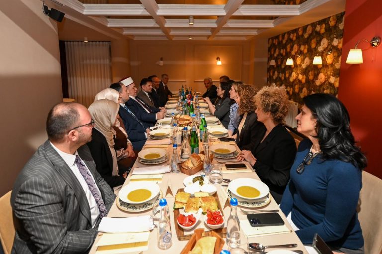 Presidentja Osmani shtroi iftar për Myftiun Tërnava dhe delegacionin e BIK-ut