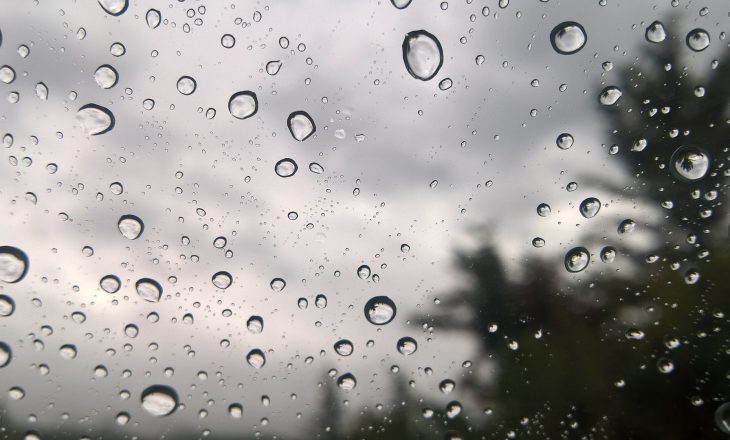 Vranësira dhe reshje shiu, temperatura deri në 15°C
