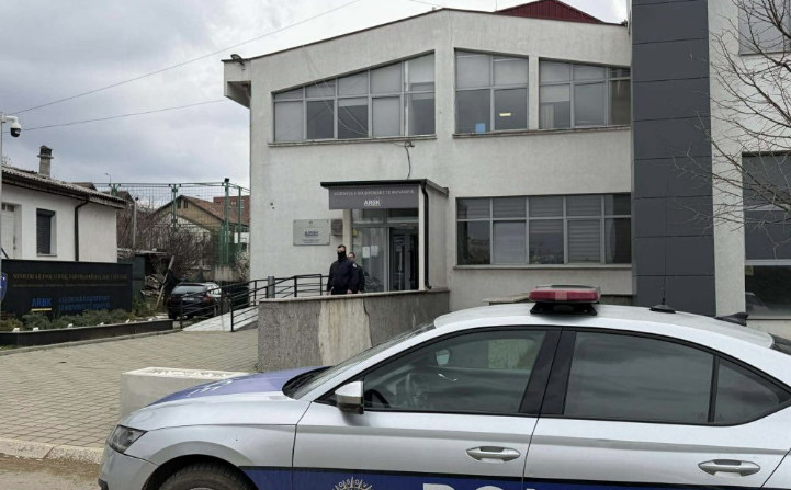 Policia zbarkon në Agjencinë e Regjistrimit të Bizneseve, zyrtarët nuk lejohen të lëvizin