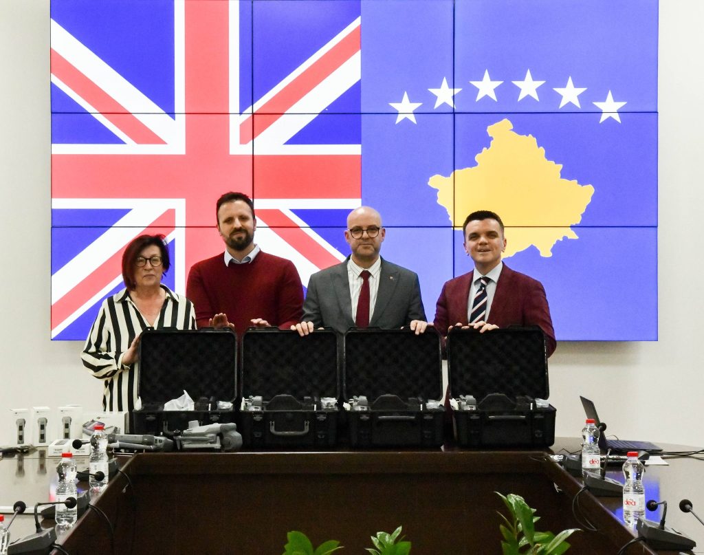 Në kuadër të partneritetit dhe të bashkëpunimit, Ambasada Britanike në Kosovë dhuron donacion për Policinë e Kosovës