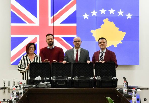 Në kuadër të partneritetit dhe të bashkëpunimit, Ambasada Britanike në Kosovë dhuron donacion për Policinë e Kosovës