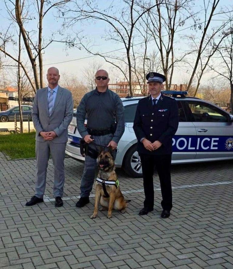 Certifikohen dy zyrtarë policorë me qen policorë në kampin e Vrellës
