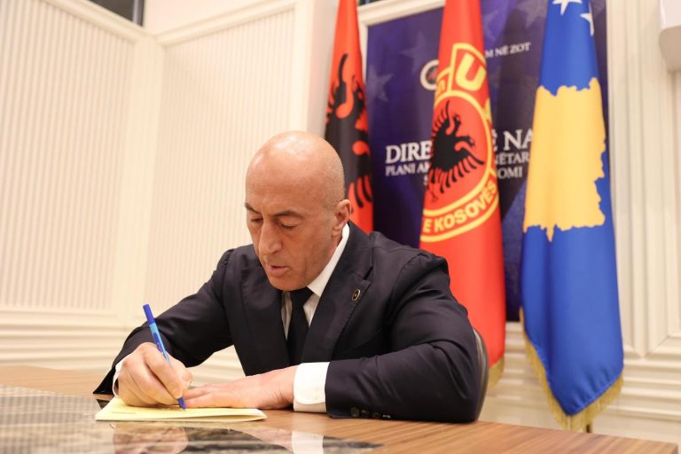 Haradinaj nënshkruan peticion për bashkëluftëtarët e gjykuar në Gjykatën Speciale