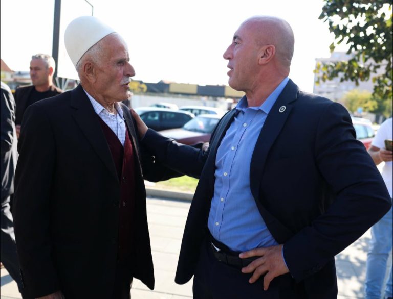 Haradinaj ngushëllon për vdekjen e Esat Currit, babait të dëshmorit Ferit Curri