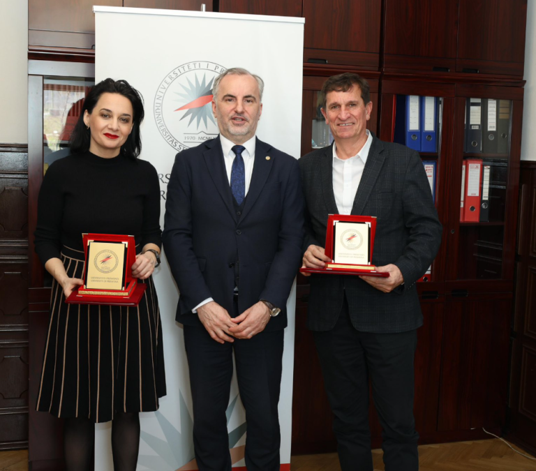 Pacolli nderohet nga Rektori i UP-së për mbrojtjen e pronës universitare