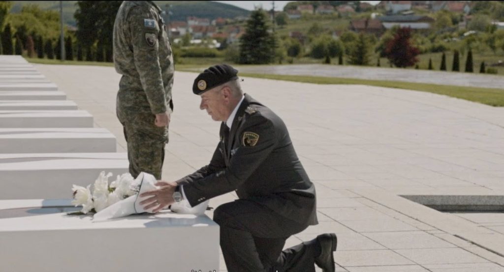Gëzim Hazrolli nderon sakrificën e Adem Jasharit dhe familjes së tij