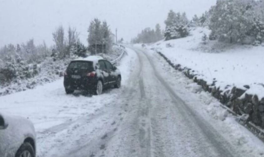 Rruga Pejë–Kullë-Rozhajë hapet për vetura, kamionët ende të bllokuar