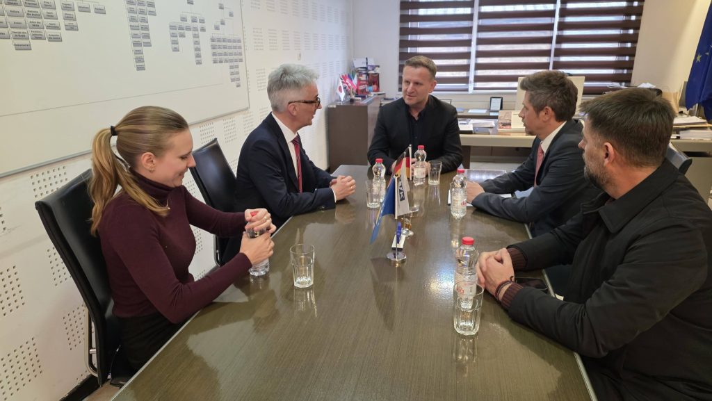 Ambasadori gjerman Rainer Rudolph viziton RTK-në