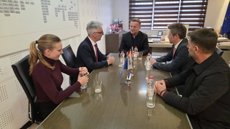 Ambasadori gjerman Rainer Rudolph viziton RTK-në