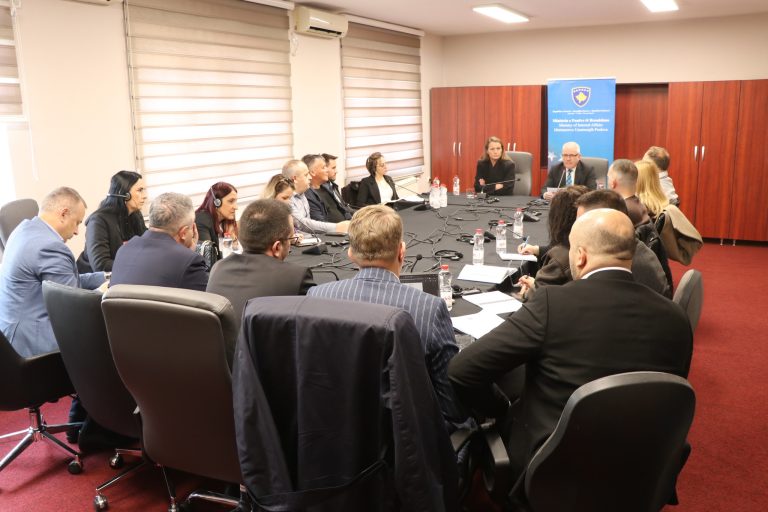 Sveçla takon zyrtarët në Mitrovicë për zbatimin e ligjeve të reja