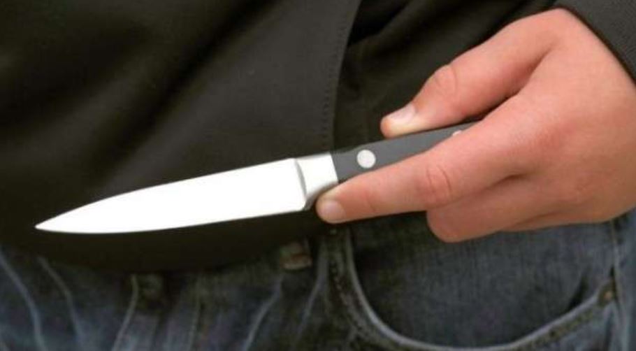 Nxënësi i klasës së nëntë kapet me thikë në një shkollë në Rahovec