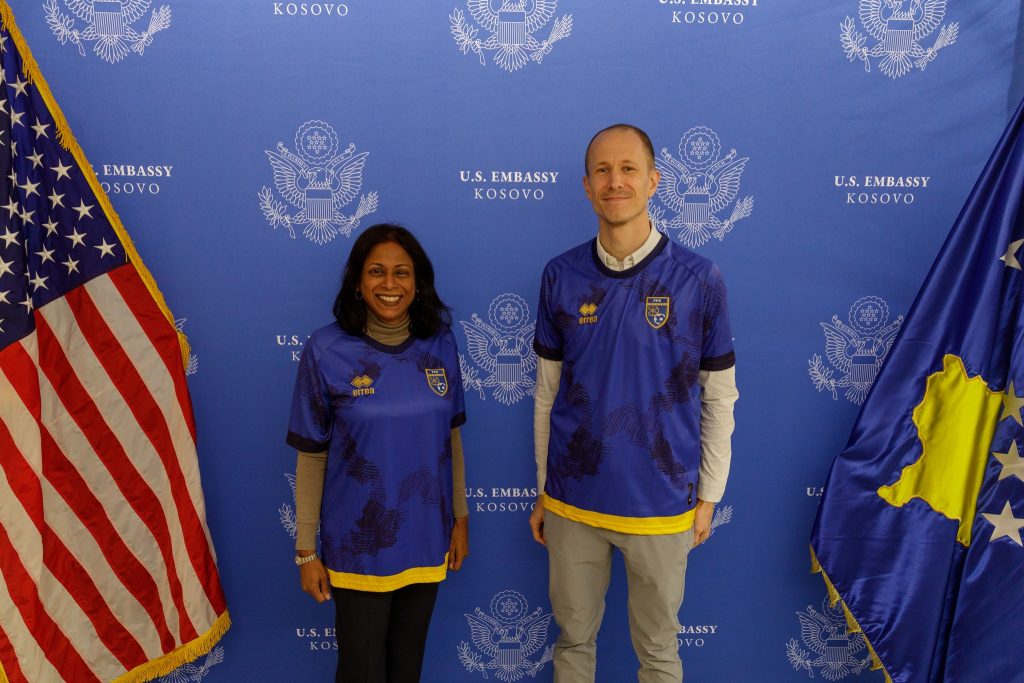 Ambasada amerikane mbështet Kosovën para ndeshjes vendimtare