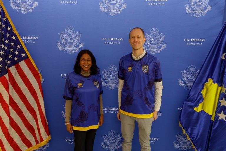 Ambasada amerikane mbështet Kosovën para ndeshjes vendimtare