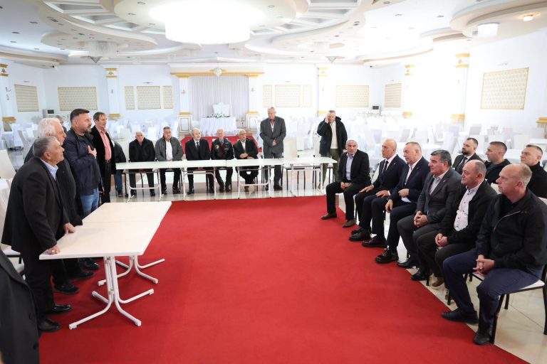 Haradinaj viziton familjen Mushkolaj për ngushëllime