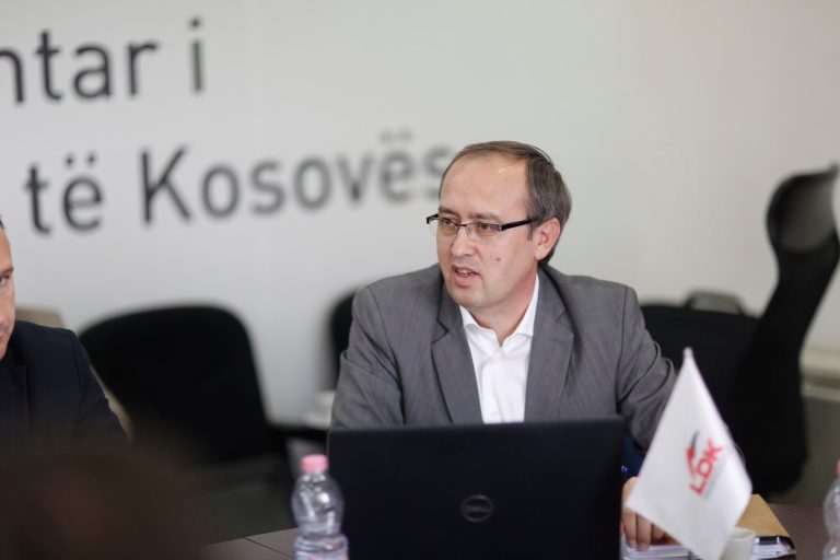 Hoti akuzon Kurtin: Historia po përsëritet