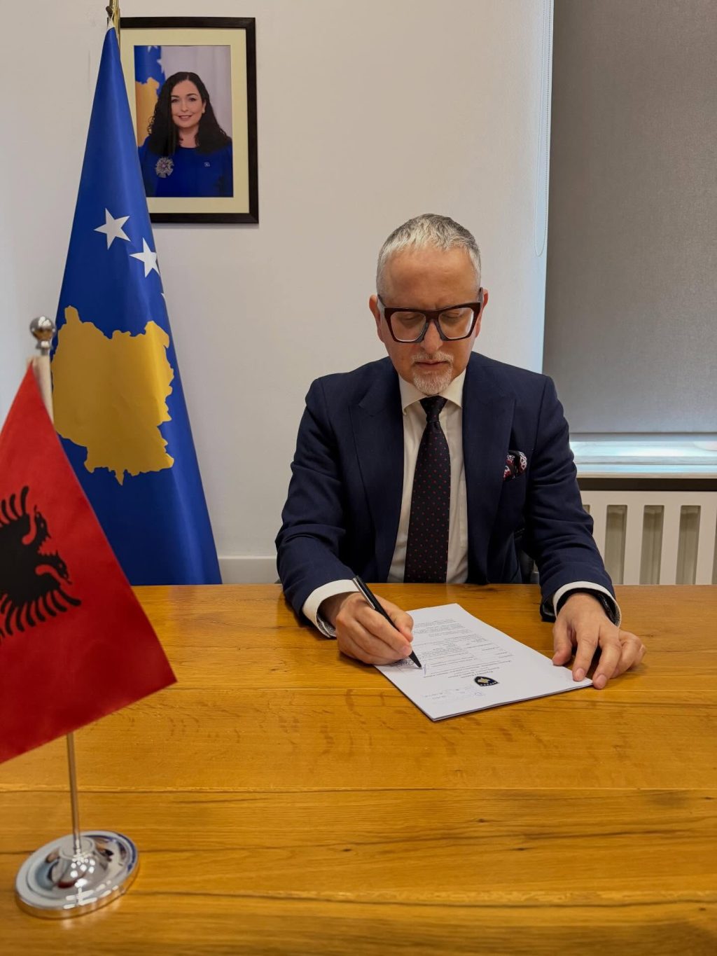 Vitia nënshkruan kontratën për vazhdimin e punimeve në Spitalin e Ferizajt