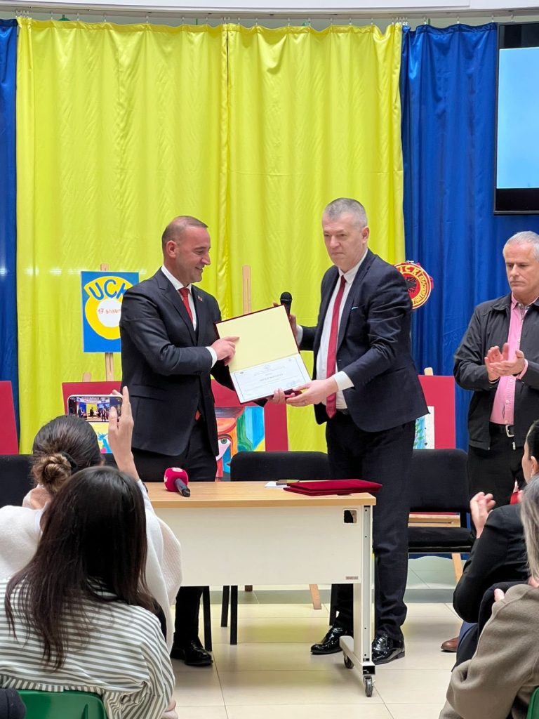 Haradinaj viziton nxënësit e shkollës “Emin Duraku” dhe rikujton UÇK-në