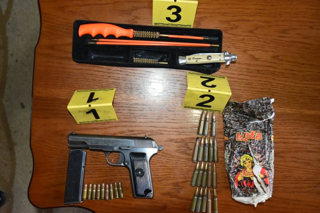 Policia në Pejë sekuestron pesë armë dhe municion