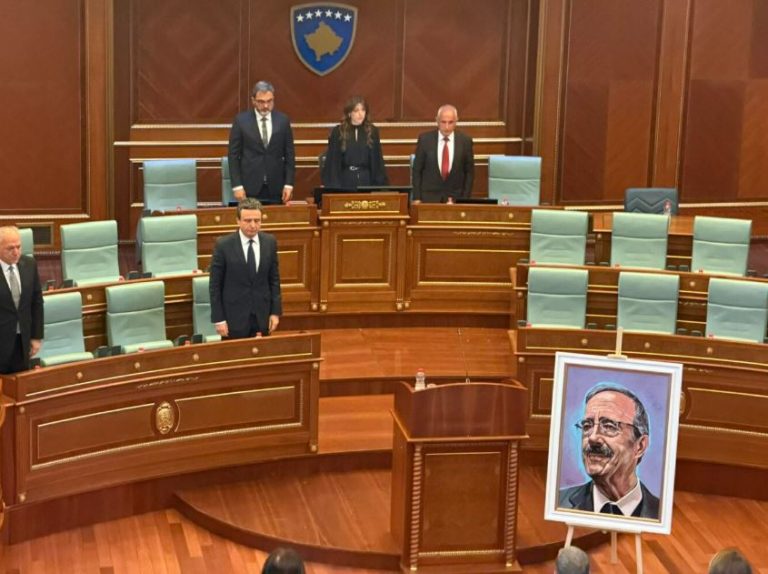 Kuvendi mblidhet në seancë solemne për kongresmenin Eliot Engel, mban një minutë heshtje