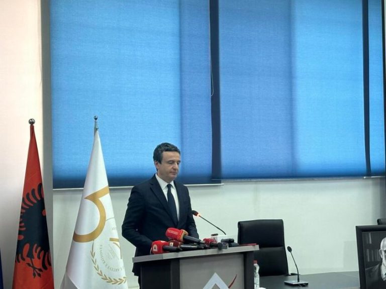 ASHAK dhe liderët institucionalë përkujtojnë Rexhep Qosjen: “Zë i fuqishëm i mendimit kritik”