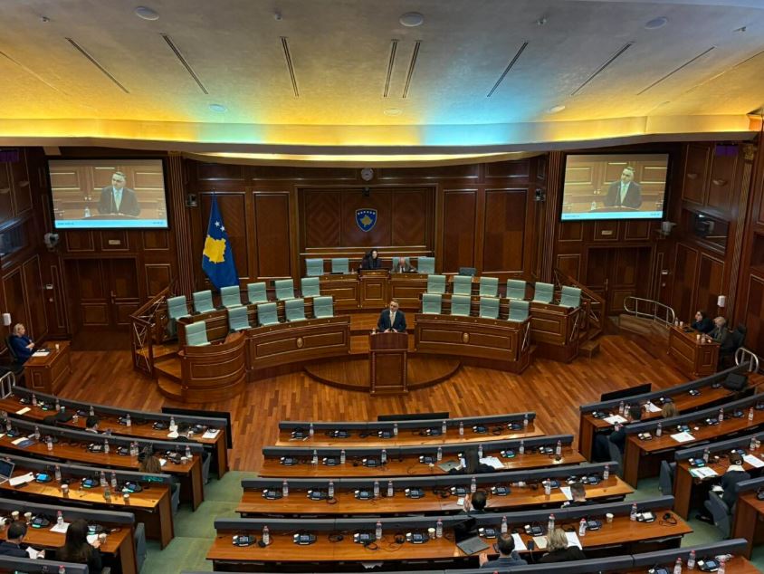 Deputetët rikthehen në seancë të jashtëzakonshme, mungon kabineti qeveritar