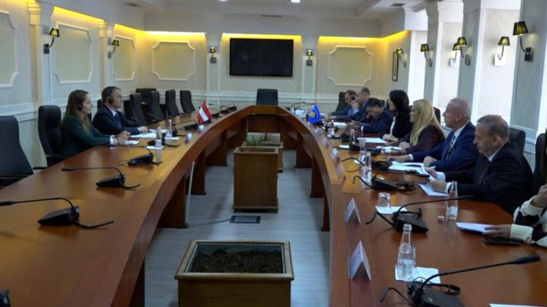 Komisioni për Punë të Jashtme takon ambasadorin e Austrisë në Kosovë