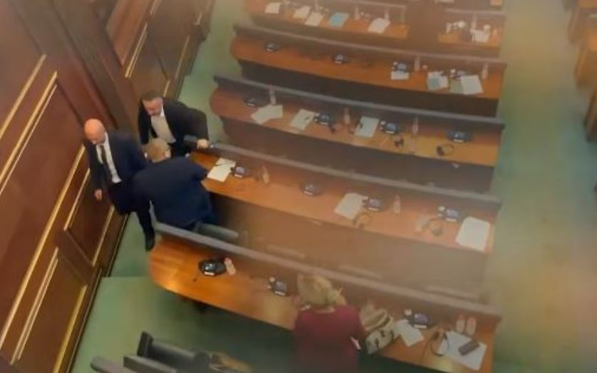 Deputetët serbë lëshojnë sallën pas vendimit për rastin “Banjska”