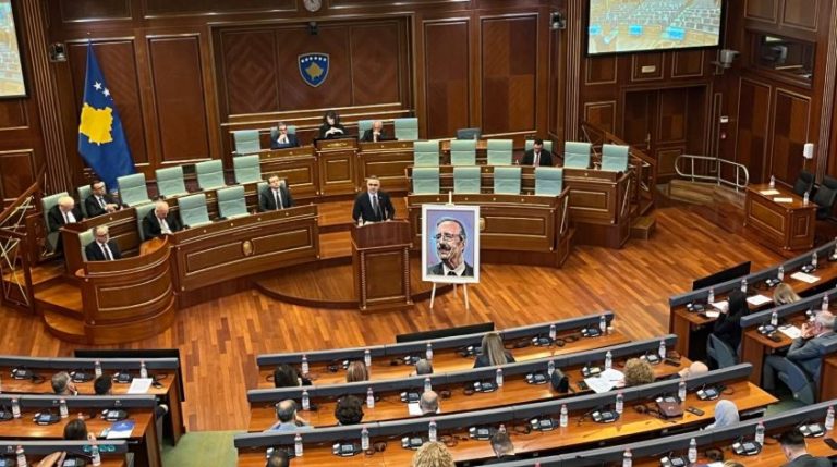 Tahiri kërkon memorial për Eliot Engel në Kuvend: Mirënjohje për kontributin e tij ndaj Kosovës