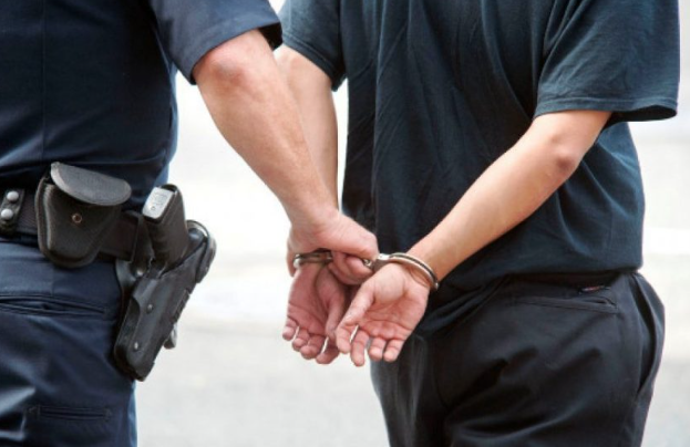 Arrestohet përkohësisht një 26-vjeçar në Kaçanik, i gjenden armë dhe mjete të rrezikshme