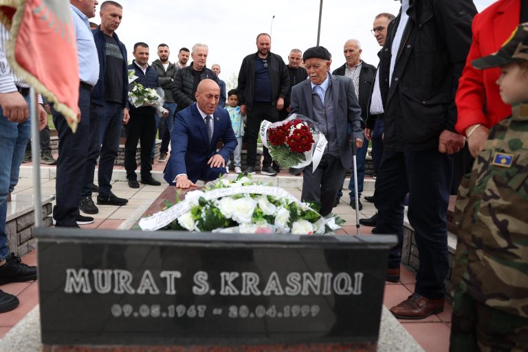 Haradinaj kujton Murat Krasniqin dhe të rënët në Hallaq të Vogël