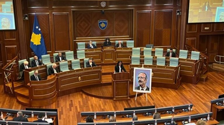 Lushaku-Sadriu: Eliot Engel ishte zë i fuqishëm i lirisë së Kosovës