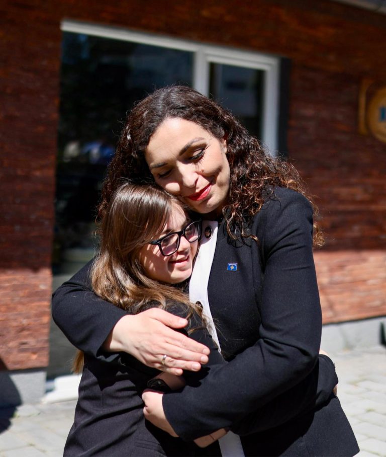 Osmani viziton fëmijët me Sindromën Down në Mitrovicë