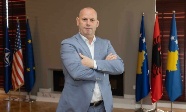 Lladrovci: PDK mund të kontribuojë në uljen e tensioneve me propozim për president