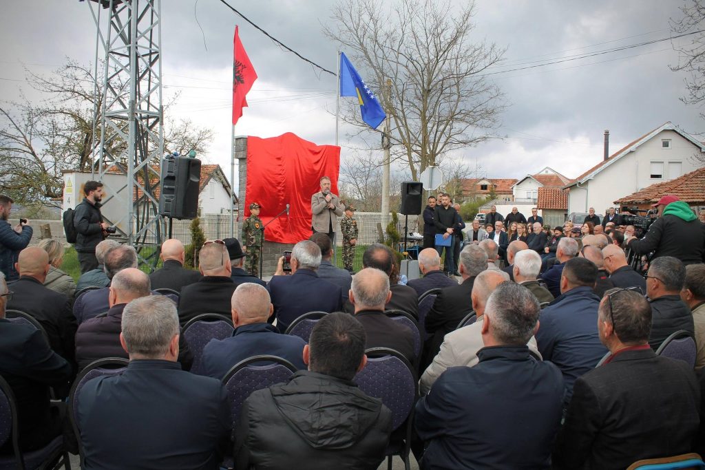 Lushtaku përkujton dëshmorët e 11 prillit dhe zbulimin e pllakës në Prekaz
