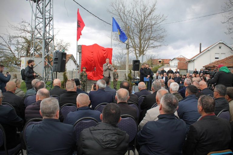 Lushtaku përkujton dëshmorët e 11 prillit dhe zbulimin e pllakës në Prekaz